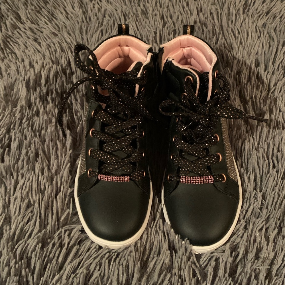 BRAND NEW Sketchers Sneakers. Girls size 2.